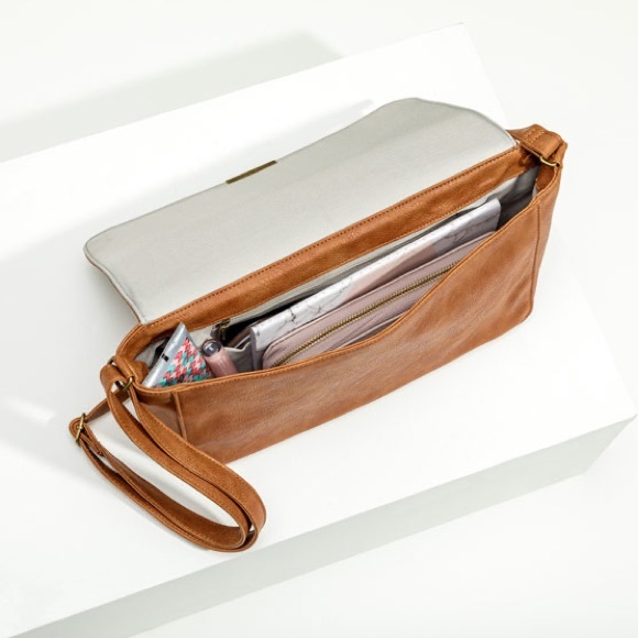 Day-By-Day Crossbody (over 50%off!!) ⭐️ - Picture 2 of 3